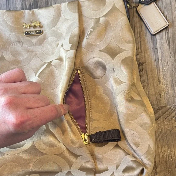 Coach - Beige and Brown Shoulder Bag with Gold Accents - Picture 5 of 12